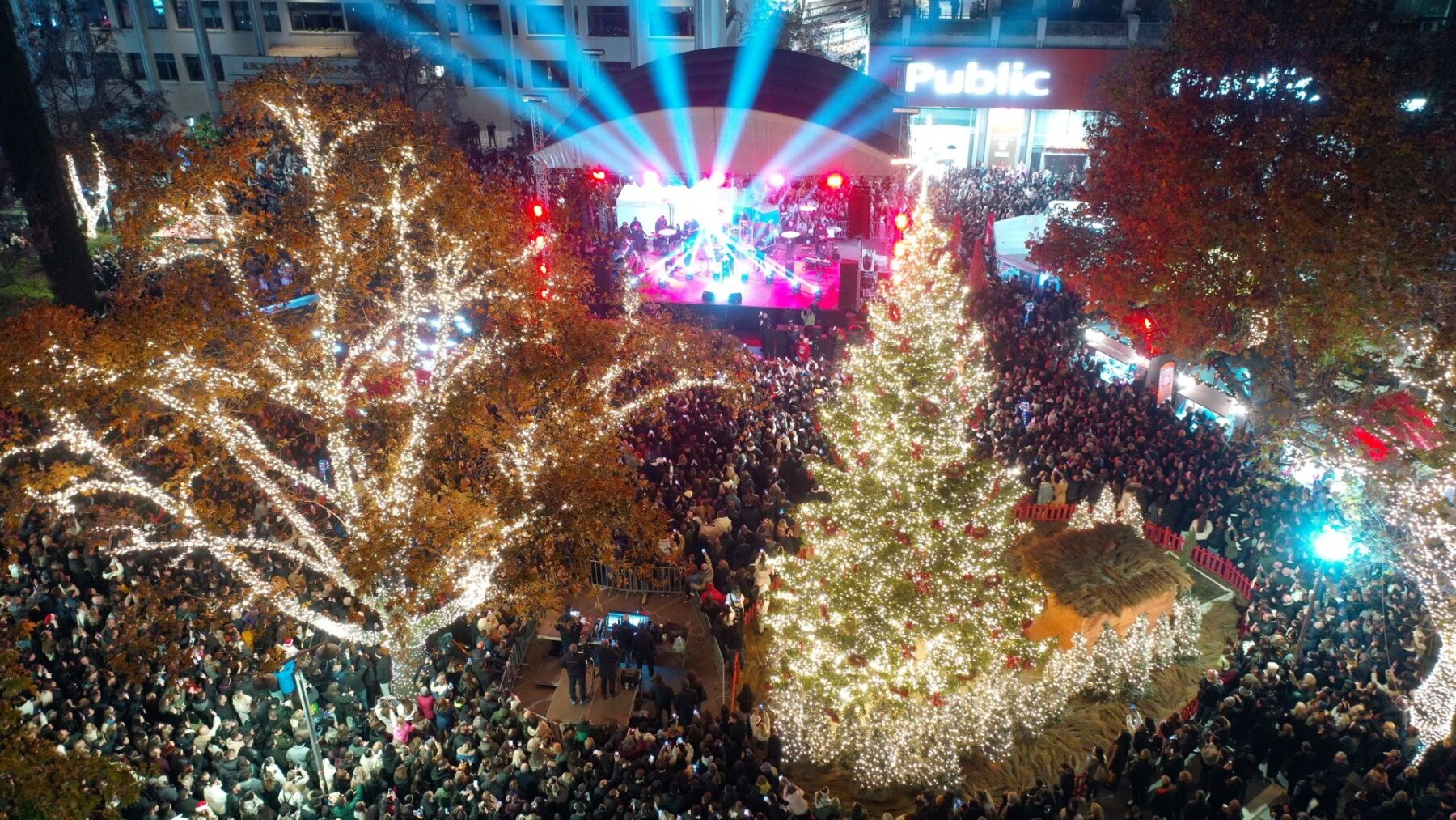 Λάρισα / Φαντασμαγορική τελετή για το άναμμα του χριστουγεννιάτικου δέντρου, παρουσία πλήθους κόσμου