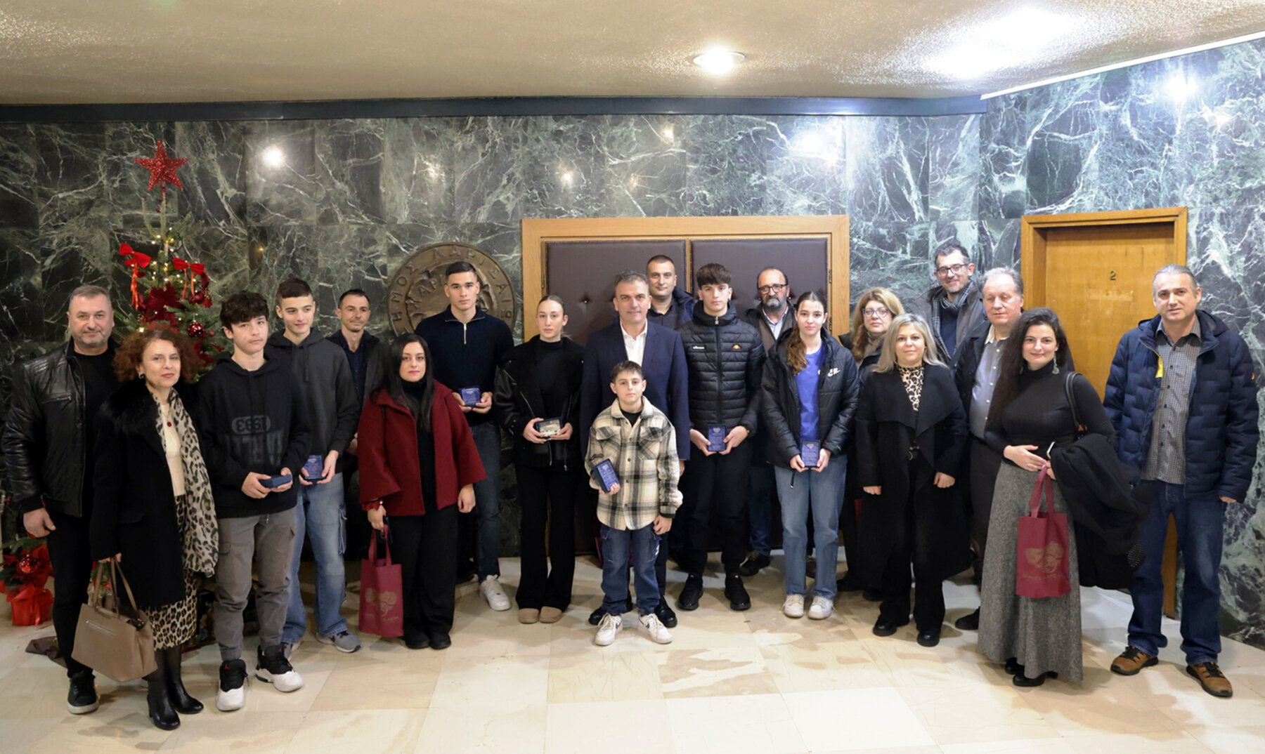 Βραβεύσεις διακριθέντων παιδιών από τον Δήμαρχο Λαρισαίων / Μεταξύ αυτών ο Κ. Καλτσάς με καταγωγή από την Μαρμαρίνη Αγιάς