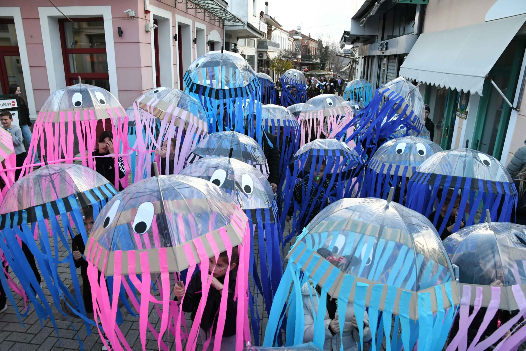 Απίστευτο (πρώτο) αποκριάτικο ξεφάντωμα στην Αγιά / Πλήθος κόσμου και καρναβαλιστών συμμετείχαν σ’ ένα πολύωρο γλέντι