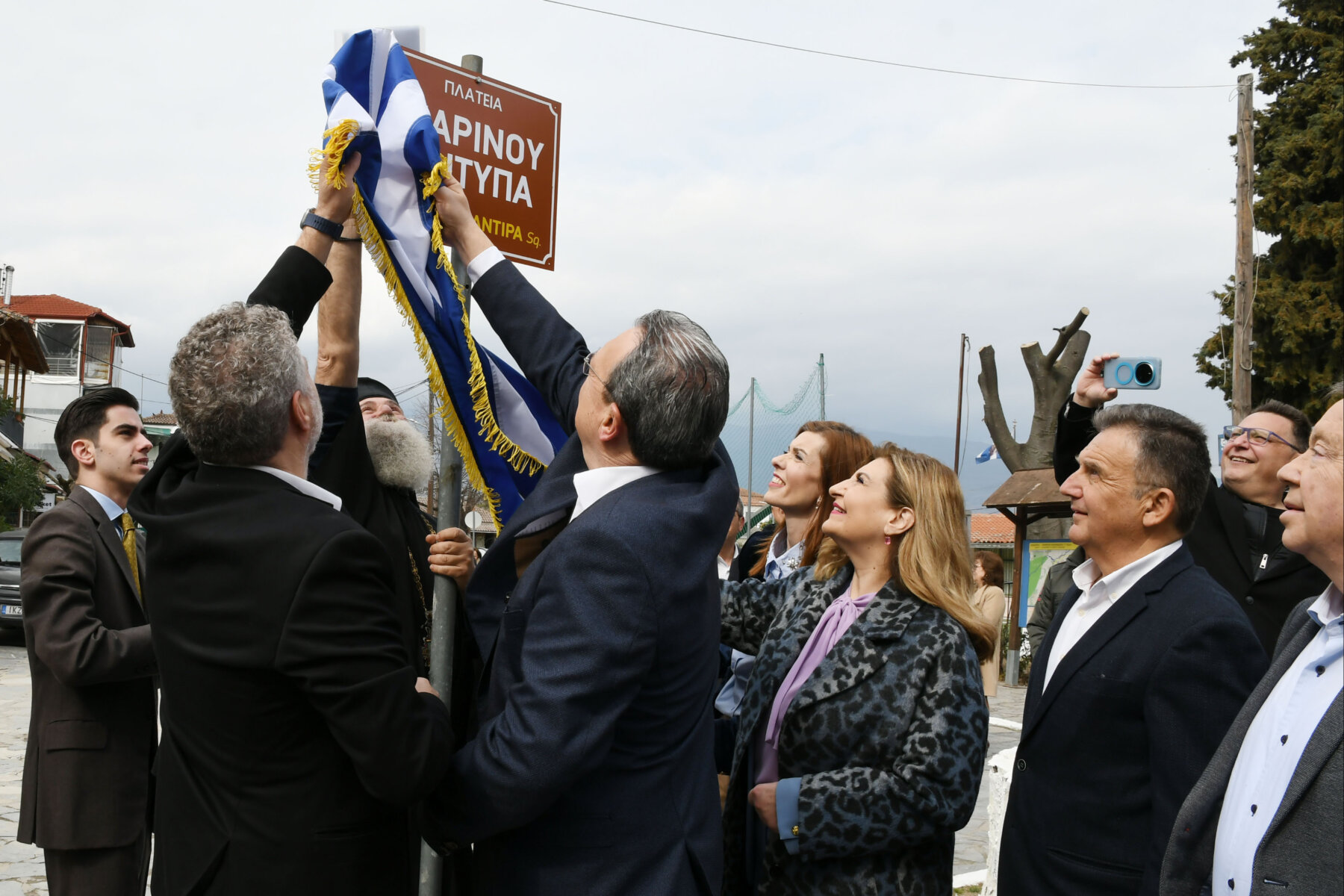 Τιμήθηκε η μνήμη του Μαρίνου Αντύπα στο Ομόλιο / Δόθηκε το όνομά του στην Κεντρική πλατεία όπου βρίσκεται και το μνημείο του