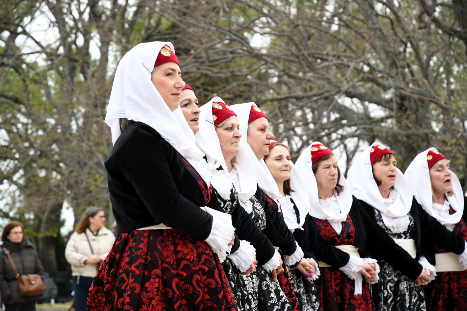«Πασχαλιόγιορτα», Μεγαλόβρυσο Αγιάς: «Σημαίνει ο Θεός, σημαίνει η Γη, σημαίνουν τα Ουράνια…» / Τήρησαν το έθιμο και φέτος οι Νιβολιανίτες