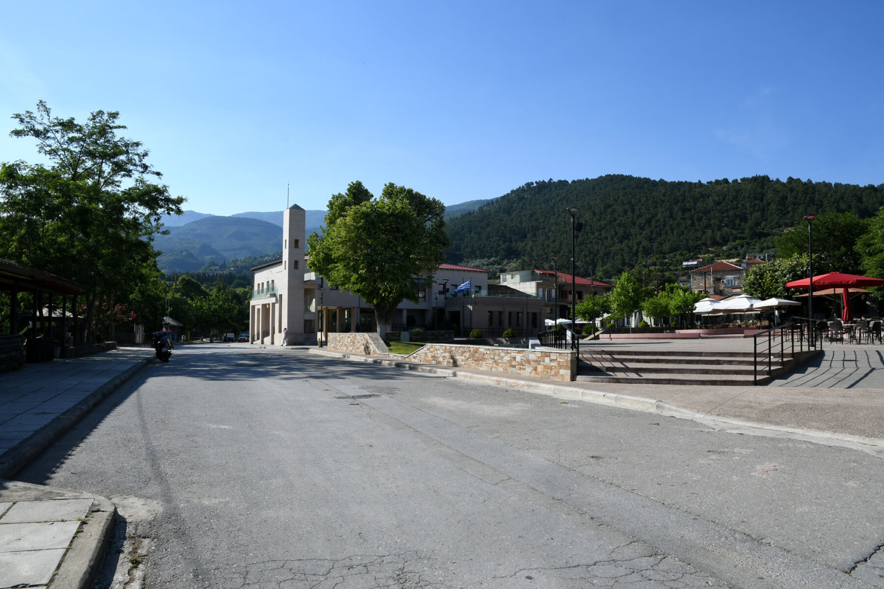 Πεζοδρόμηση στην Αγιά: Προστατεύουμε τα παιδιά ή απλώς μεταφέρουμε τον κίνδυνο; / Γράφει ο Γιάννης Αναστασίου